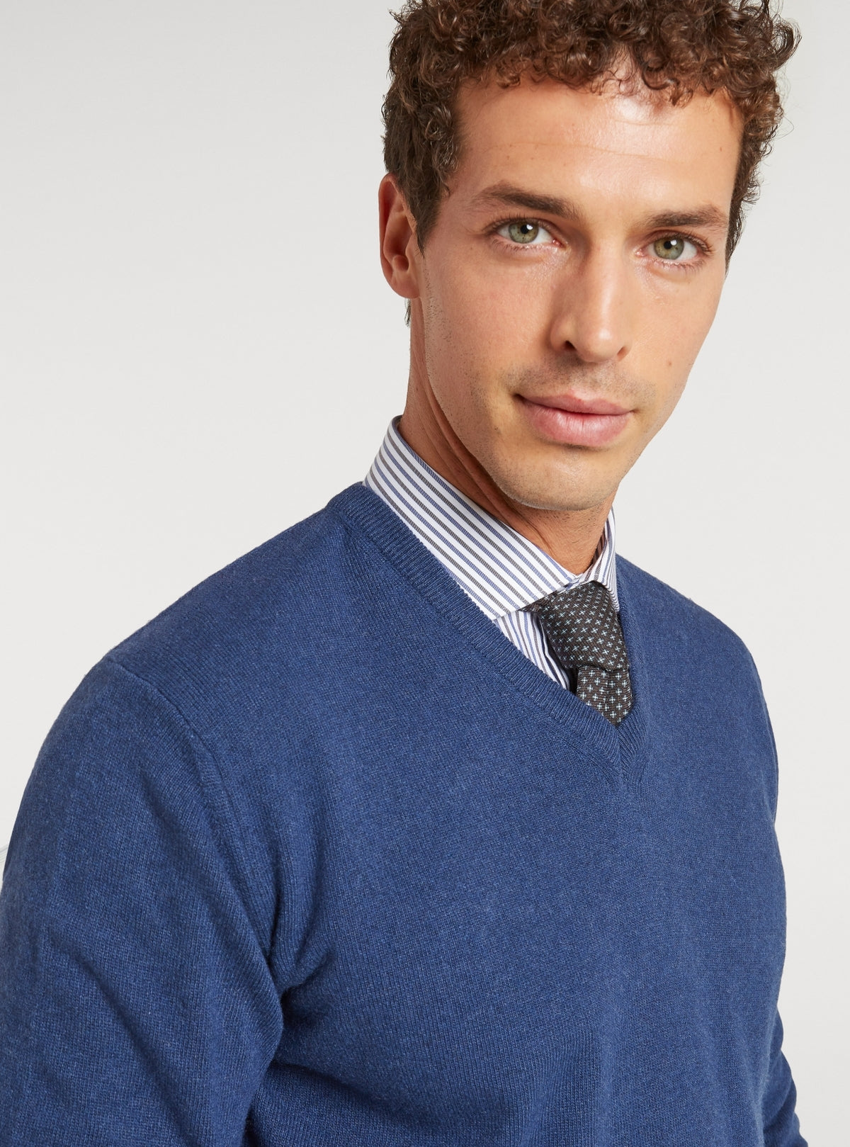 Maglia scollo a V in lana e cashmere.-2