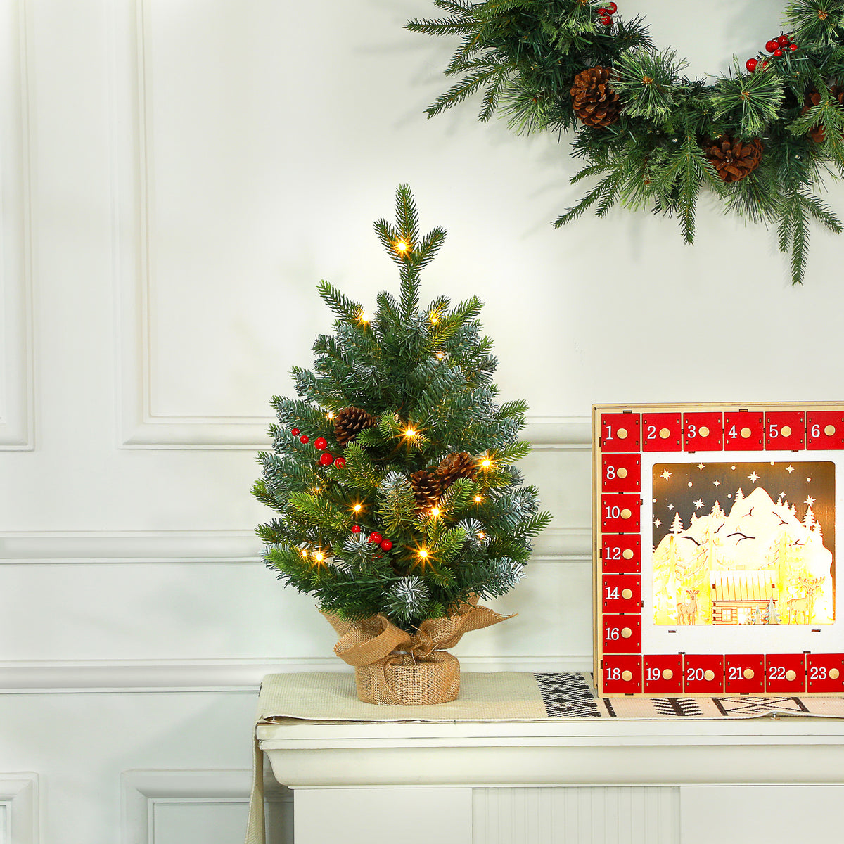 Albero di Natale da tavolo 60 cm con 20 LED, pigne e bacche rosse