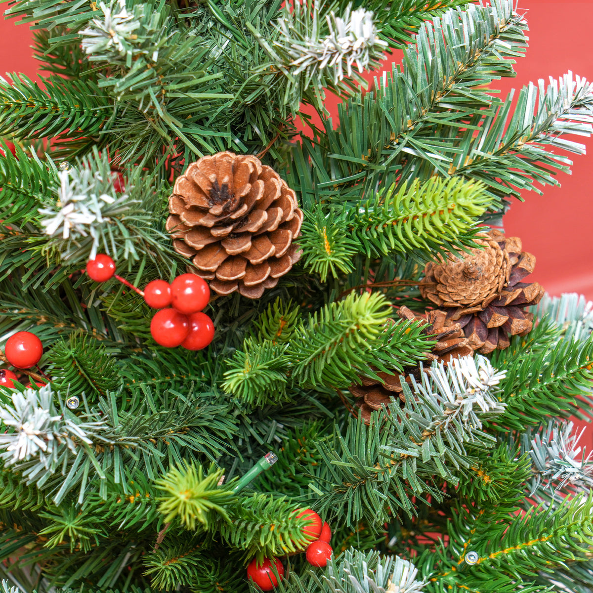 Albero di Natale da tavolo 60 cm con 20 LED, pigne e bacche rosse
