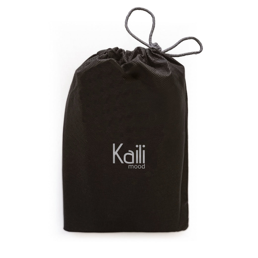 K0012AB | Marsupio in Vera Pelle pieno fiore, con leggera grana. 4 tasche con chiusura con lampo. Accessori Nickel Lucido. Colore Nero. Dimensioni: cm 25 x 13 x 5,5.Confezione: Sacchetto Tnt-4