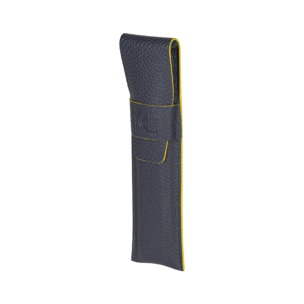 K0028DB | Custodia per Penne in Vera Pelle pieno fiore, grana dollaro - Colore Blu con bordi Gialli - Dimensioni: cm 4,5 x 16,5 x 1 - Confezione: Scatola regalo fondo/coperchio-0
