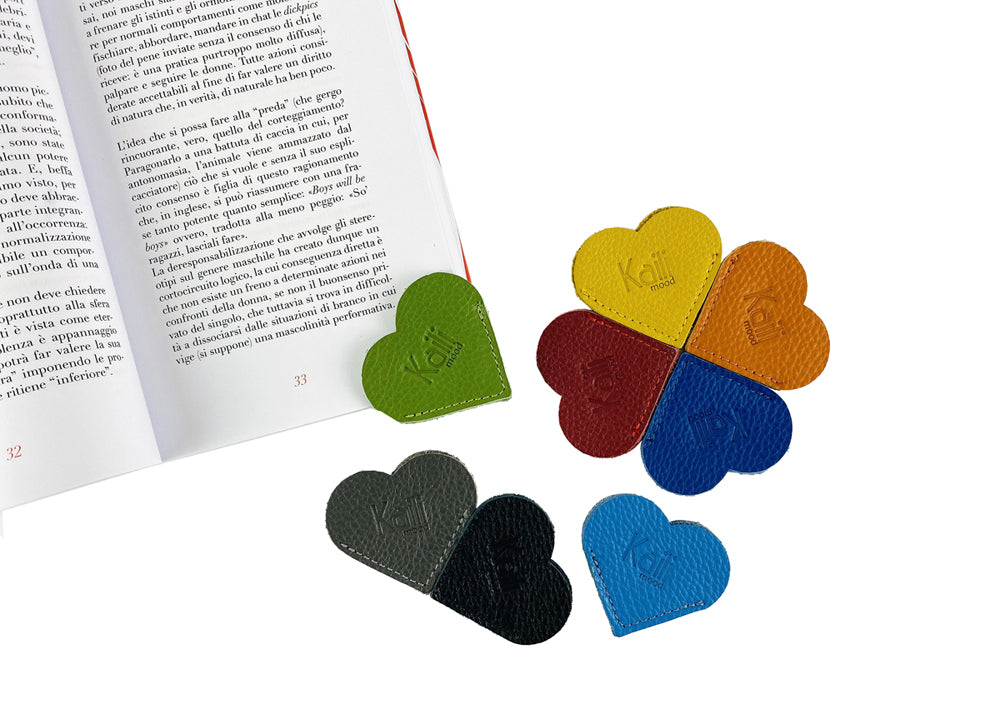 K0038AB | Segnalibro Cuore Made in Italy in Vera Pelle pieno fiore, grana dollaro - Colore Nero - Dimensioni: cm 6 x 5,5 x 0,5 - Confezione: Gift Box rigido fondo/coperchio-1