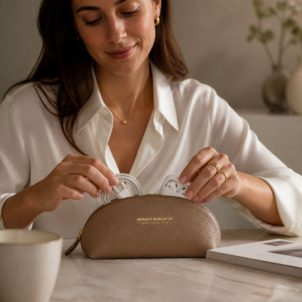 RB1088AQ | Astuccio/Pochette a Mezzaluna Made in Italy in Vera Pelle grana Dollaro. Colore Taupe-2