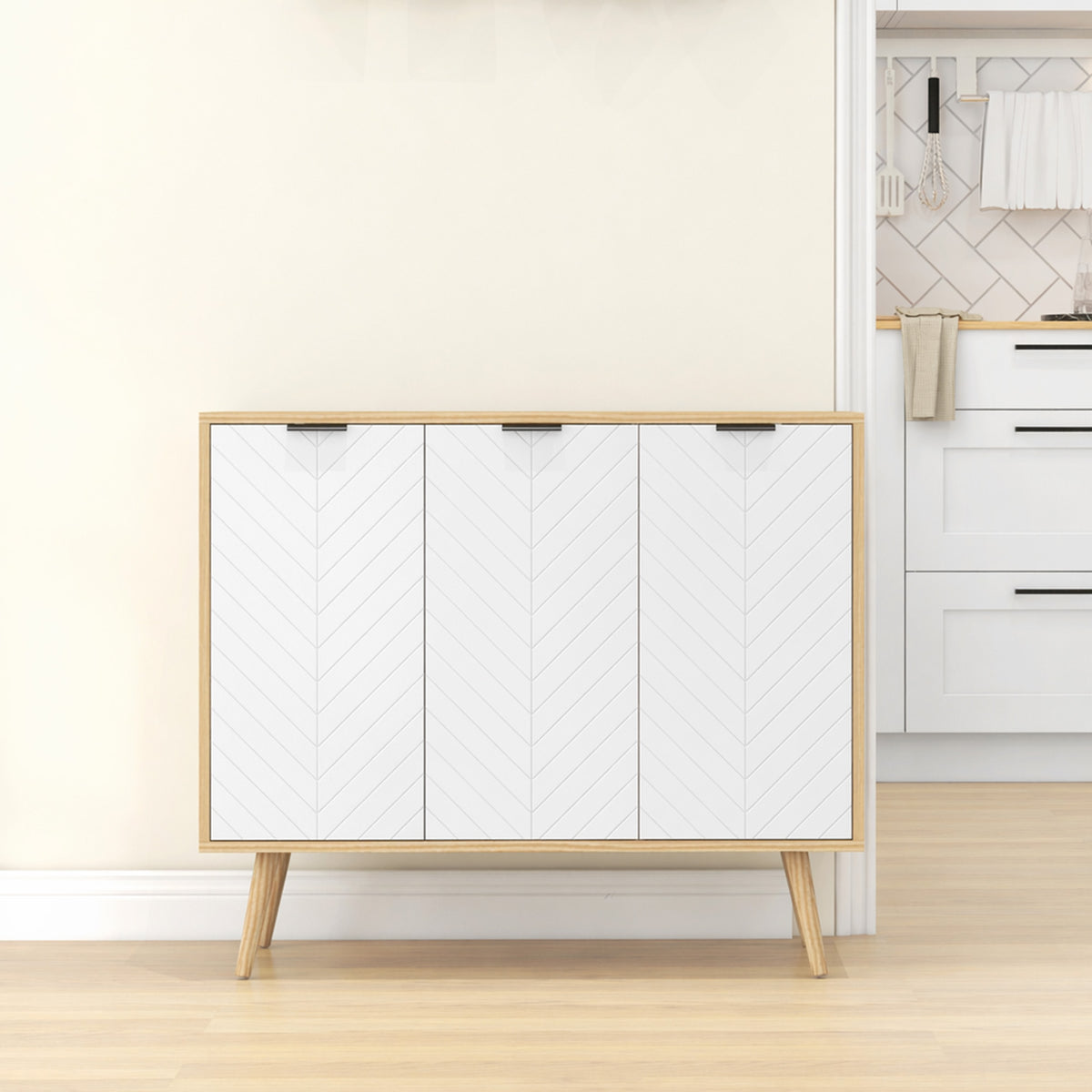 Credenza bianca e legno naturale con tre ante spigate, vista frontale accanto all’ingresso della cucina