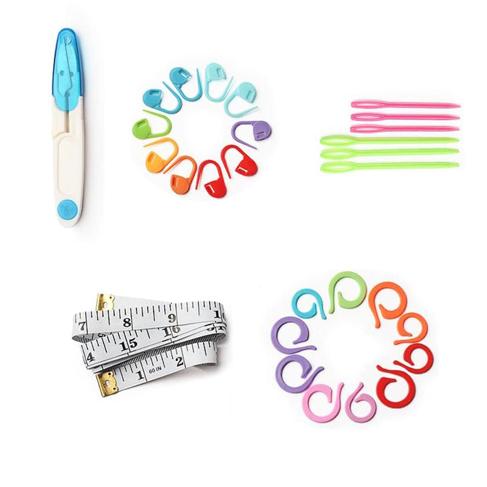 Accessori del kit uncinetto: fermagli colorati, aghi, metro da sarta e tagliafilo