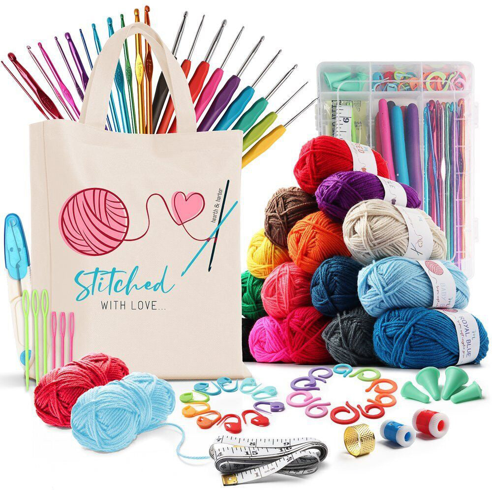 Kit uncinetto con filati colorati, uncinetti, accessori e borsa con disegno di gomitolo e cuore