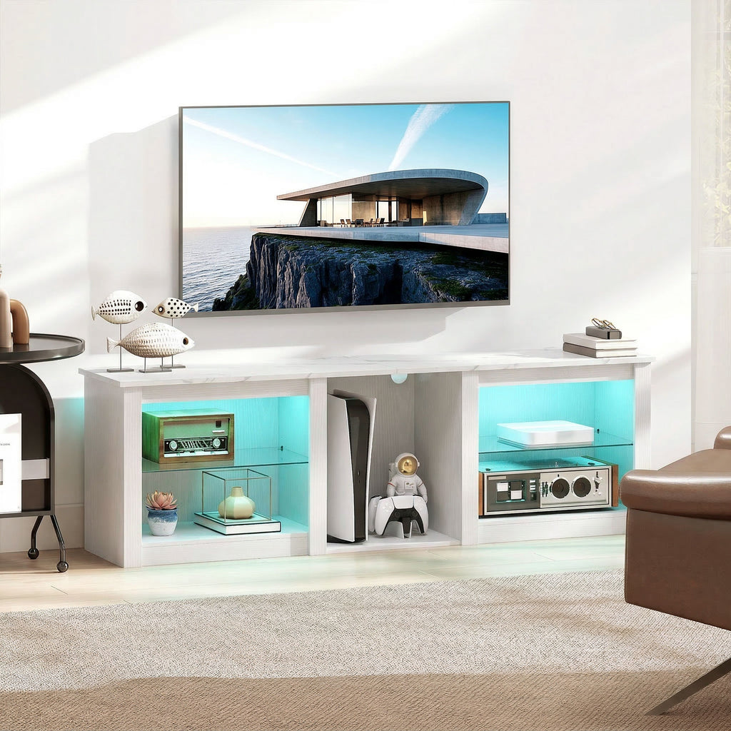 Vista frontale del mobile TV bianco con ripiani in vetro illuminati, esempio di ambientazione sotto un televisore a parete