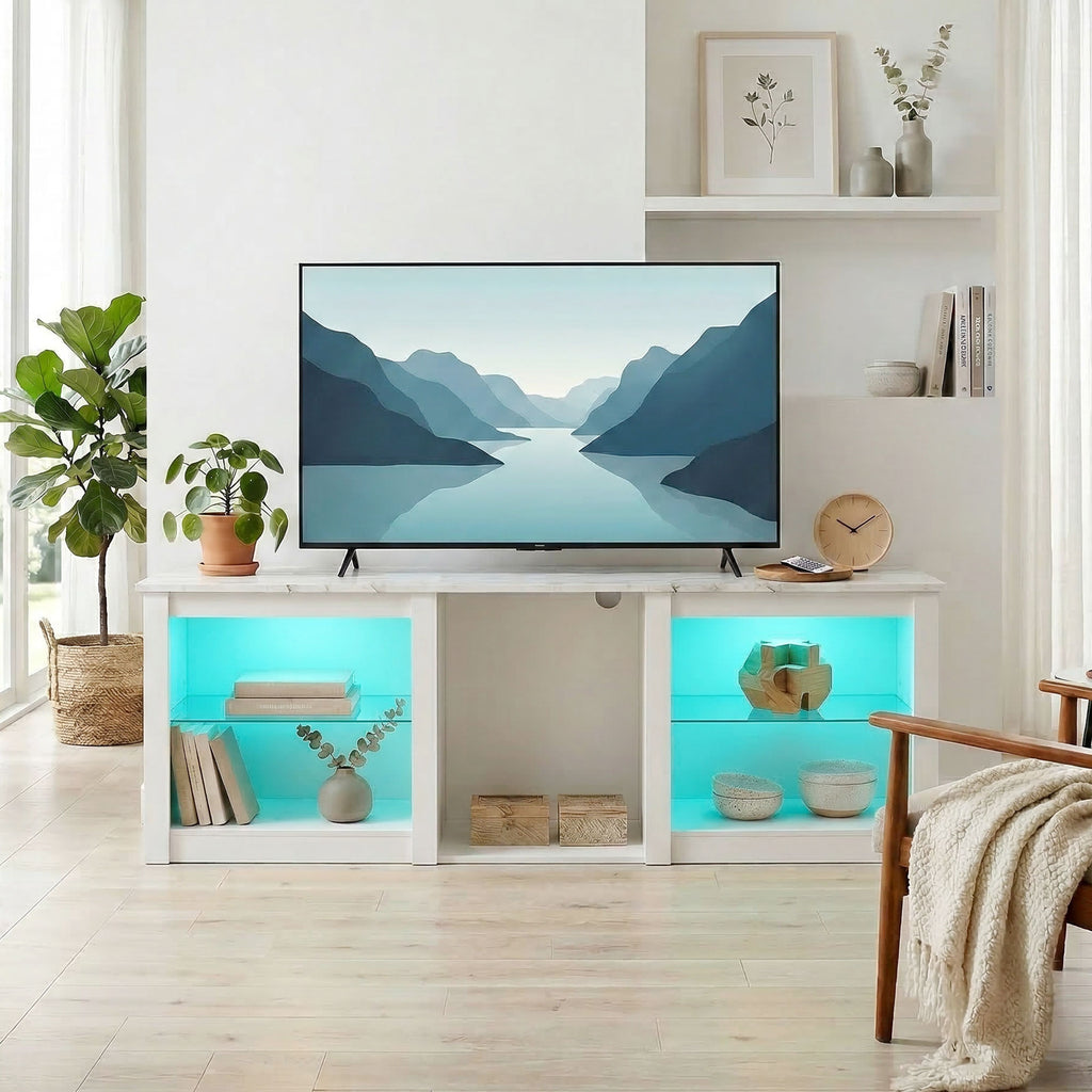 Mobile TV bianco con illuminazione LED azzurra e televisore appoggiato sul piano, esempio di ambientazione
